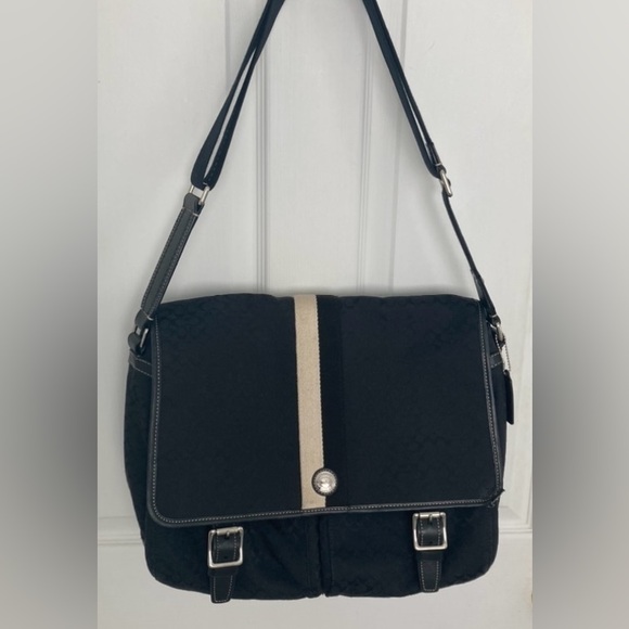 Coach Handbags - VINTAGE Coach voyager messenger style laptop bag in signature canvas w/ hangtag